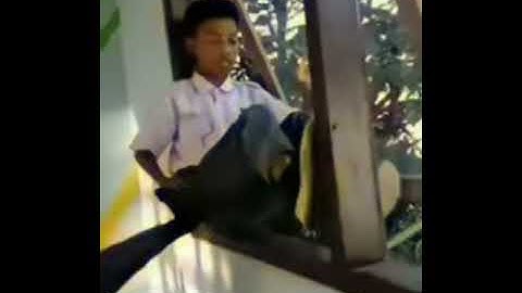 Jatuh dari gedung tinggi di tendang teman