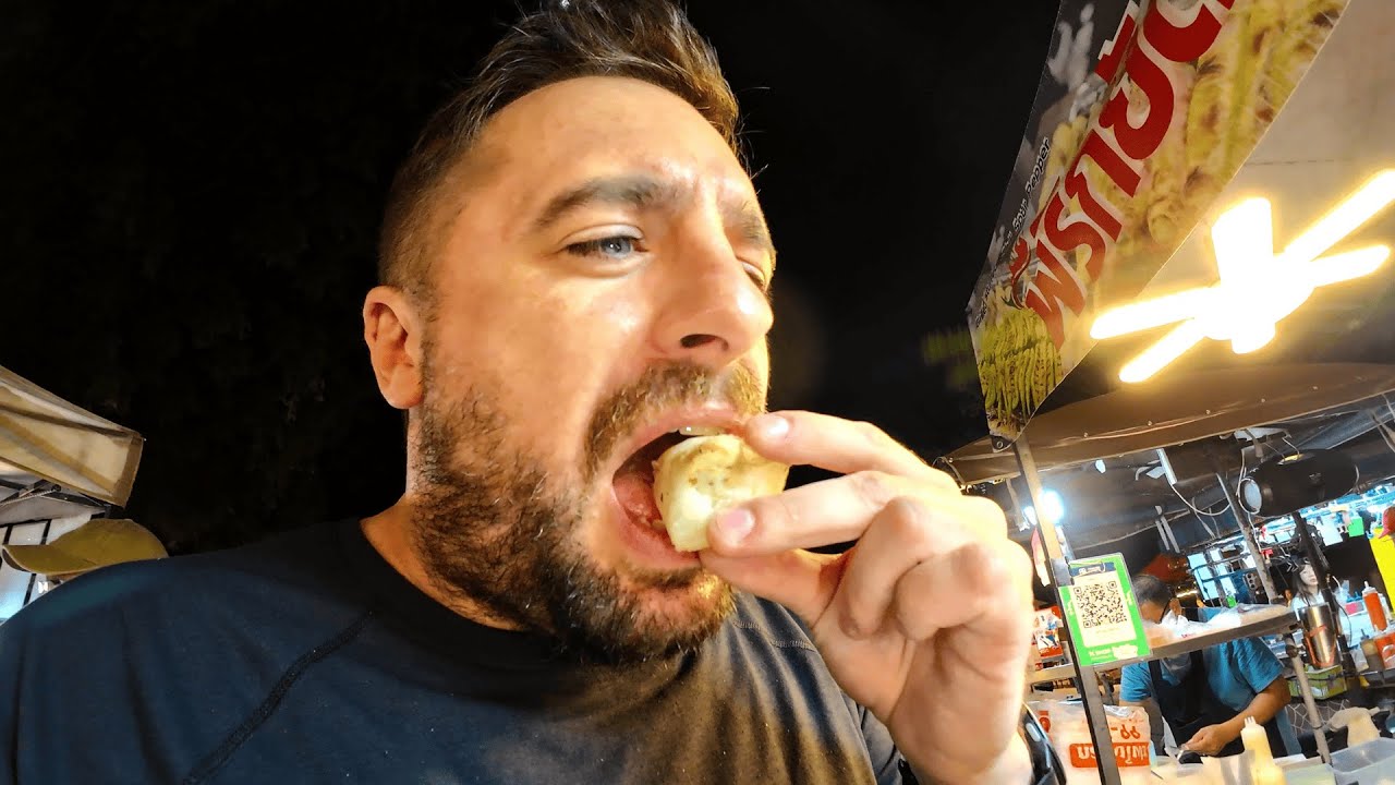 Orgie de street food Thaï dans un night market à Chiang Mai