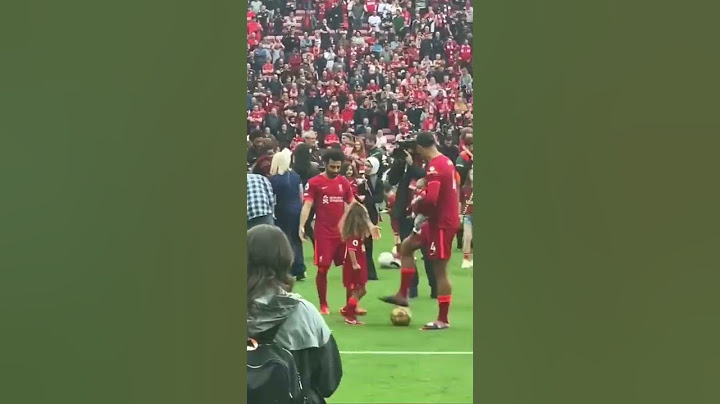 Mo Salah hugs Virgil Van Dijk’s Daughter at Anfield 🥰 #LFC