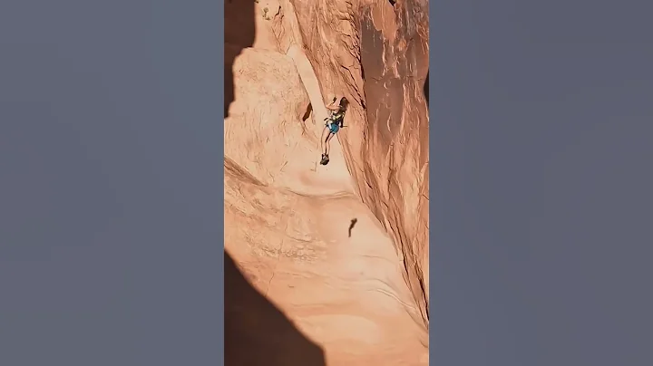 📍Base Jump Moab, Utah.        🎥: @carolchafauzer