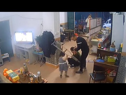母亲拄拐摔倒2岁女儿飞奔而来：她以为墙壁伤害了我，还不停打墙