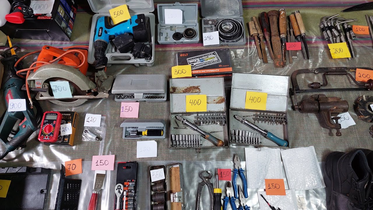 Барахолка инструмента, электроника, спец одягу, мастила та різних речей. 