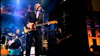 Video-Miniaturansicht von „Elvis Costello and the Attractions perform Rock and Roll Hall of Fame inductions 2003“