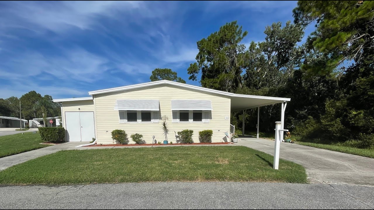 Продается дом на частном лесном участке в жилом комплексе Cypress Lakes, Лейкленд, Флорида.