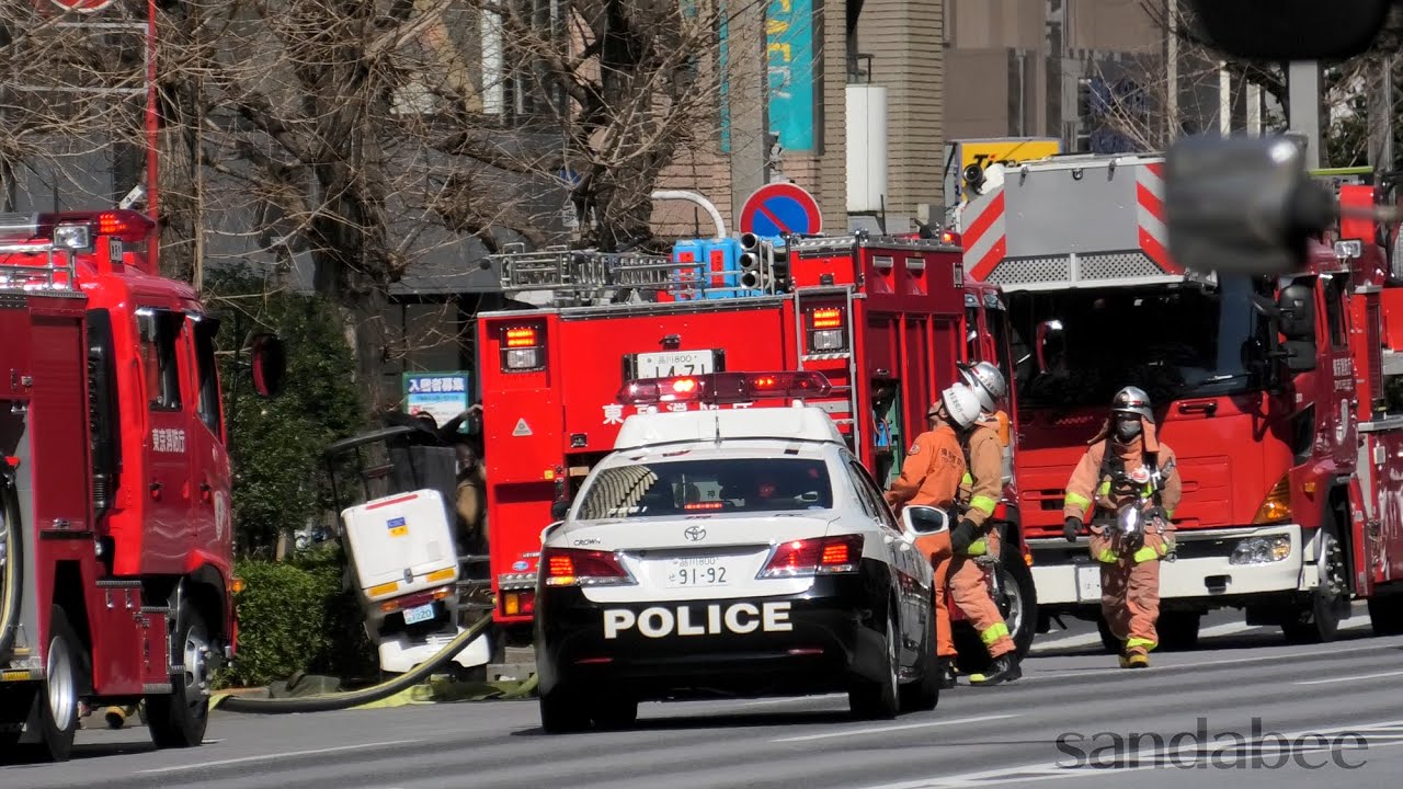 サイレンを鳴り響かせて火災現場へぞくぞくと集結する消防車。Fire trucks gathering one after another.
