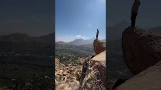 ⚠️ Al borde de esta piedra y mira lo que se ve desde arriba 😱⛰️