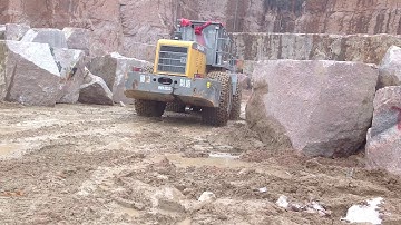 XIAJIN 28T Block handler forklift loader operate in quarry