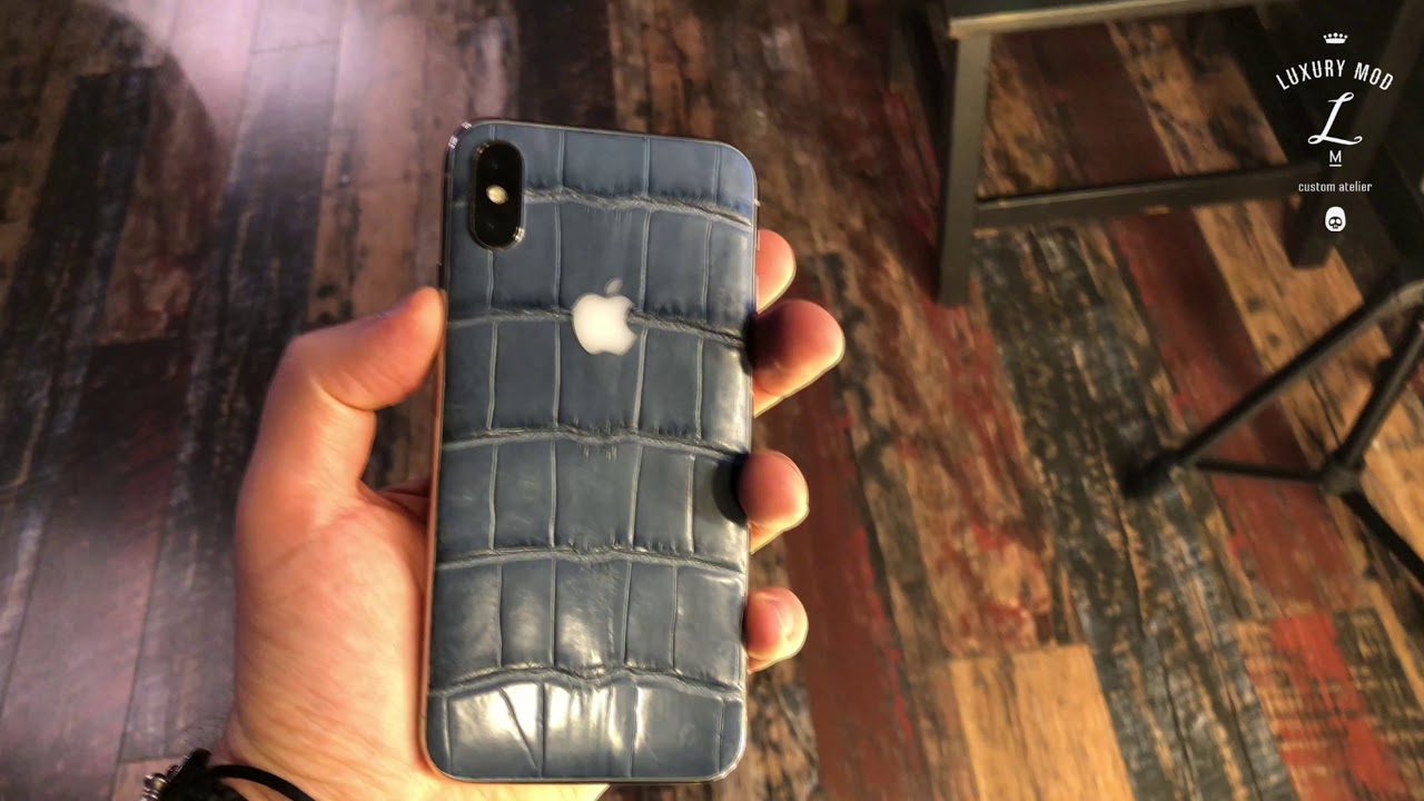 iPhone X в коже крокодила со светящимся яблоком