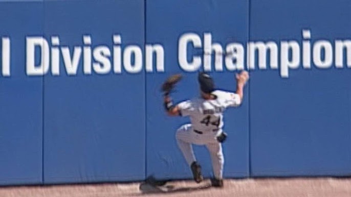 2009 Giants: Aaron Rowand makes a great catch, slams into the wall