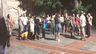Çok Az Sesle Bile Dans Edilebilir. Galata Kulesi Dibinde Dans Gösterileri