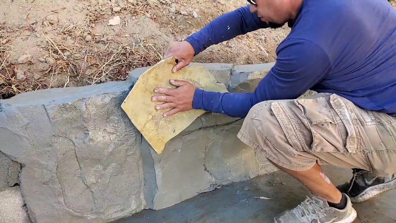 Una barda retenedora desde el principio con textura de piedra y textura de árbol