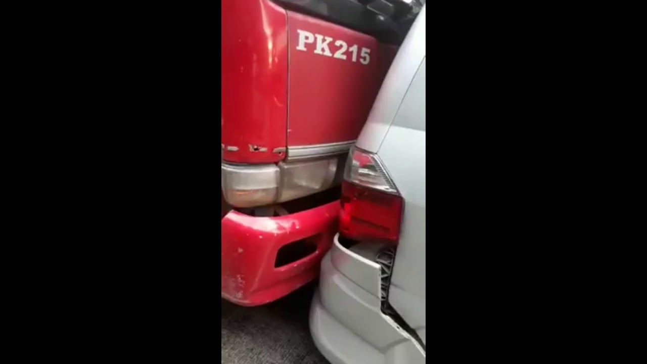 Tabrakan beruntun Sitinjau LAUIK akibat Truck blong Rem...