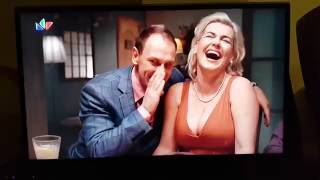 Ką Jis Šnibžda Jai Į Ausį?...