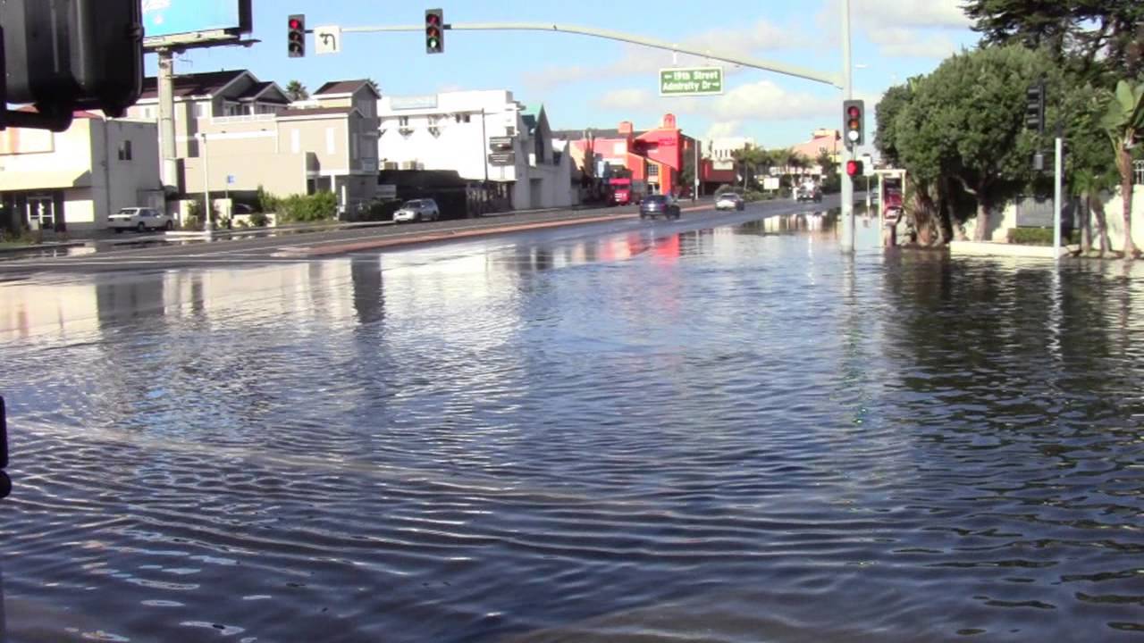king-high-tide-flooding-on-the-corner-of-admiralty-and-pacific-coast