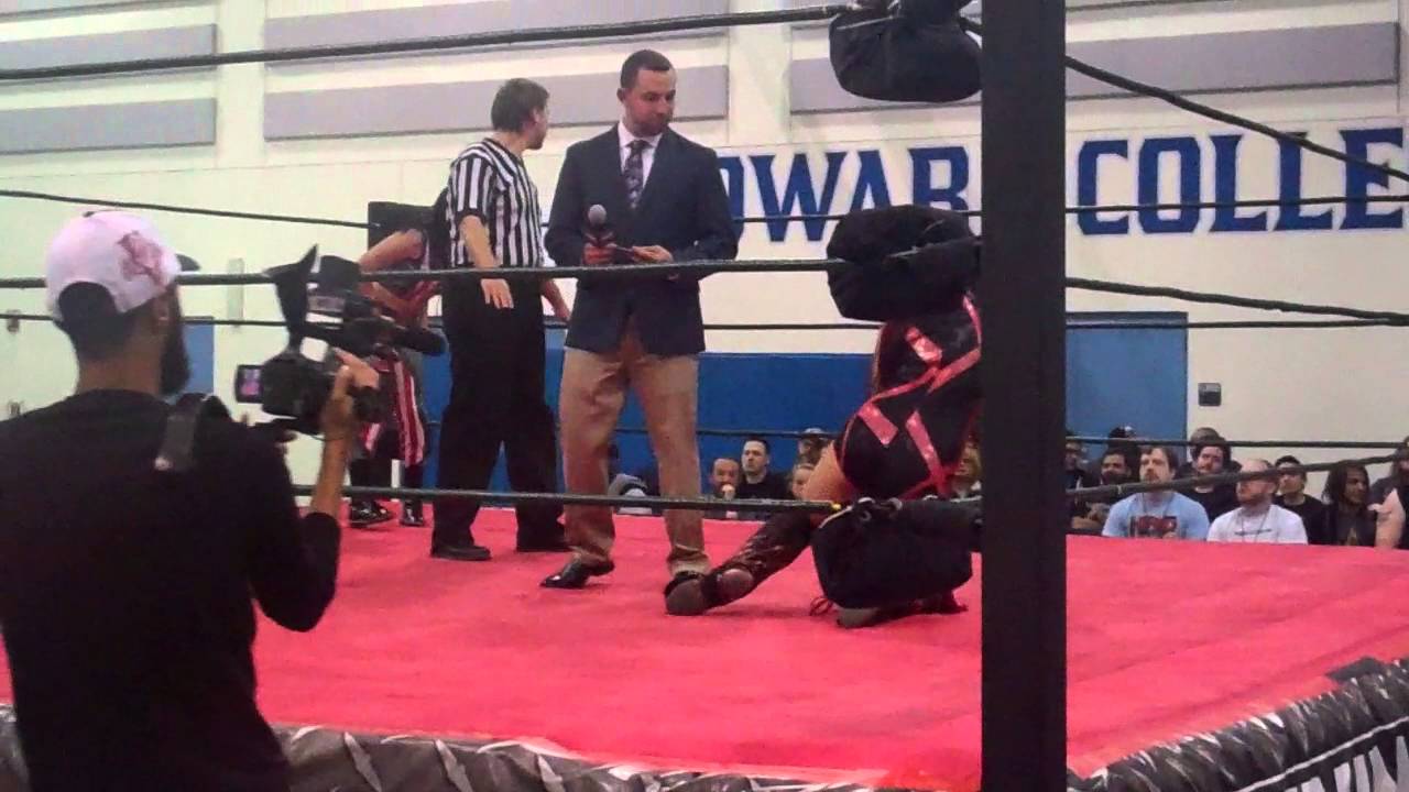 Angel Rose, Su Young at Ronin Pro Wrestling in March 2016