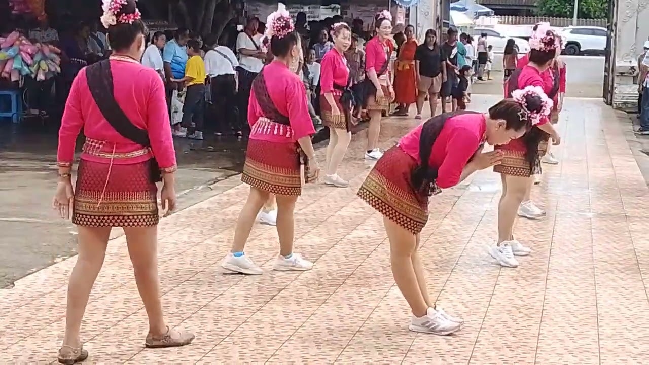 ฟ้อนรำสนุกสนานกันม่วนหลายๆครับึ