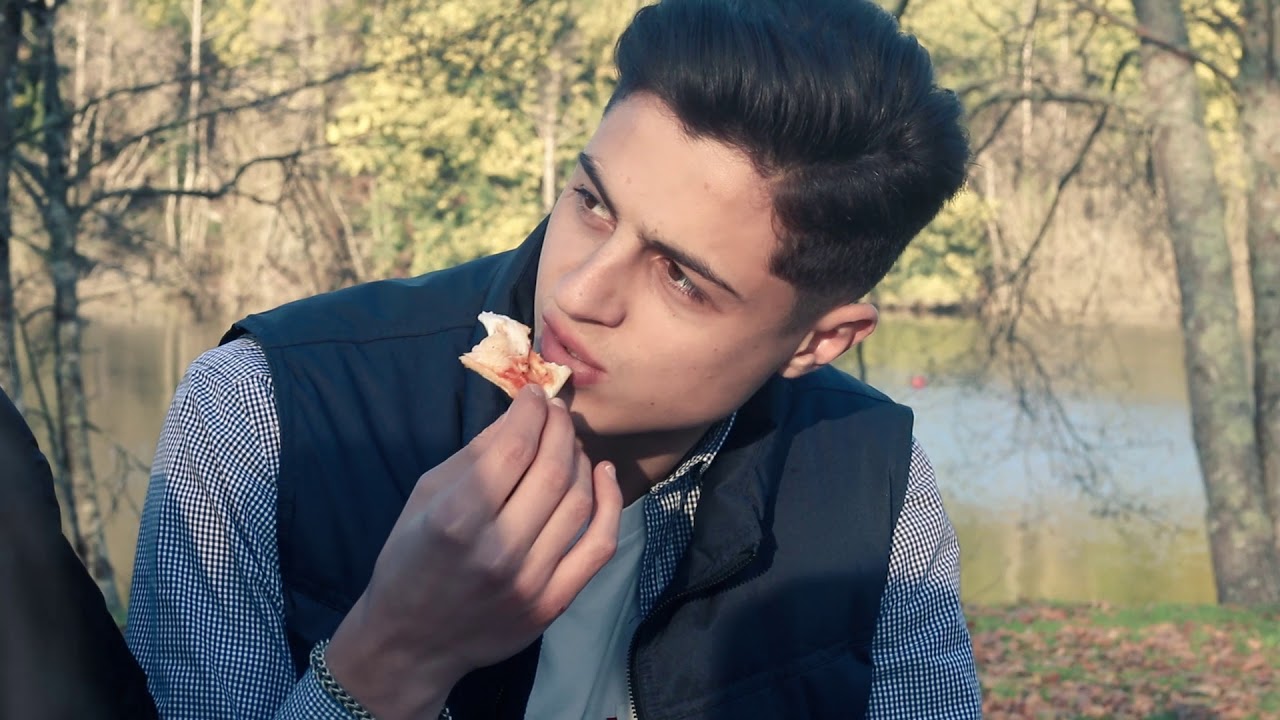 Four a pizza portable FIESTA au feu de bois. Le four  et facile à manipuler par une seule personne.