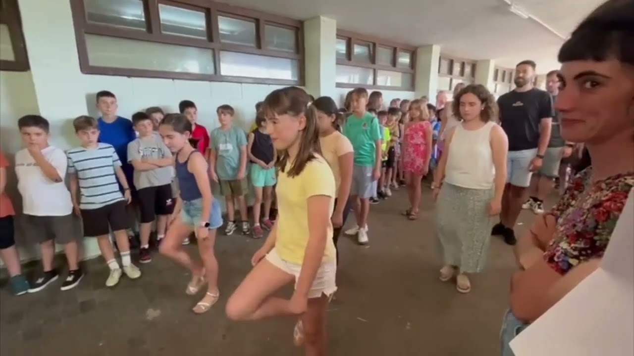 Aloña Salaberria eta Laura Sobral jangelako kideei agurra