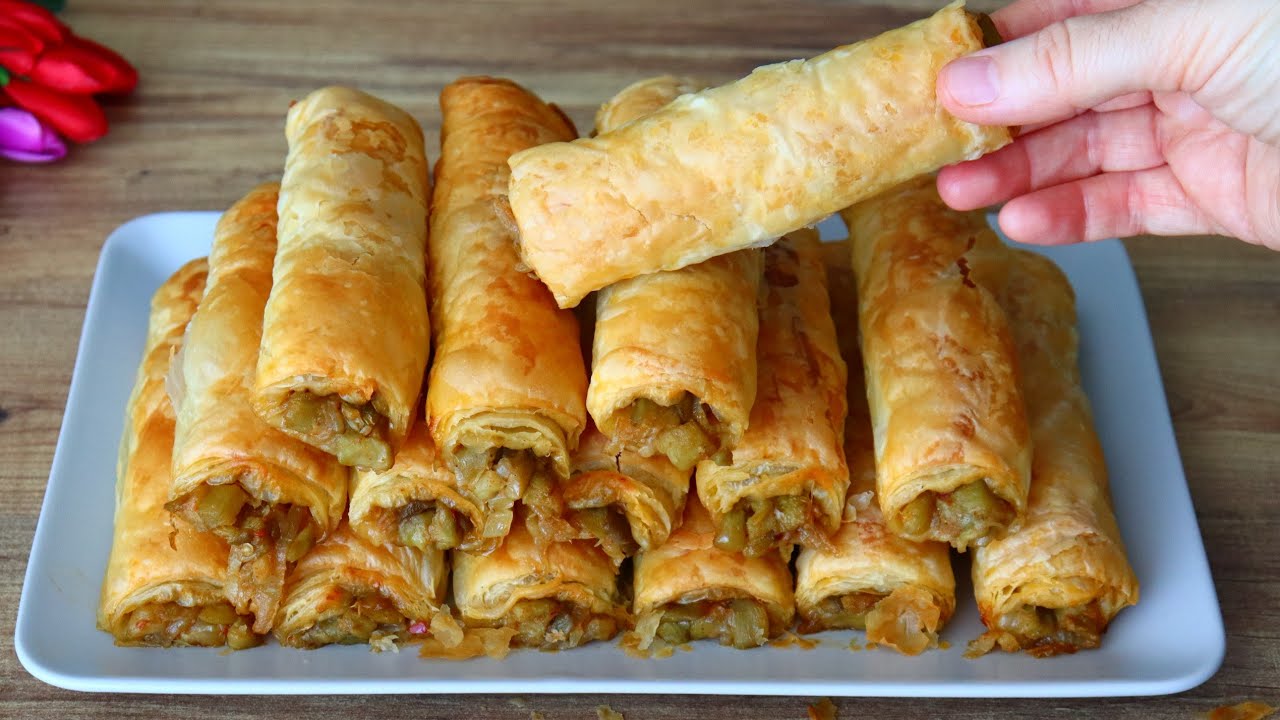 Кто не умеет раскатывать тесто, вам сюда 👆 Всего лишь мука, кипяток, масло и баклажаны