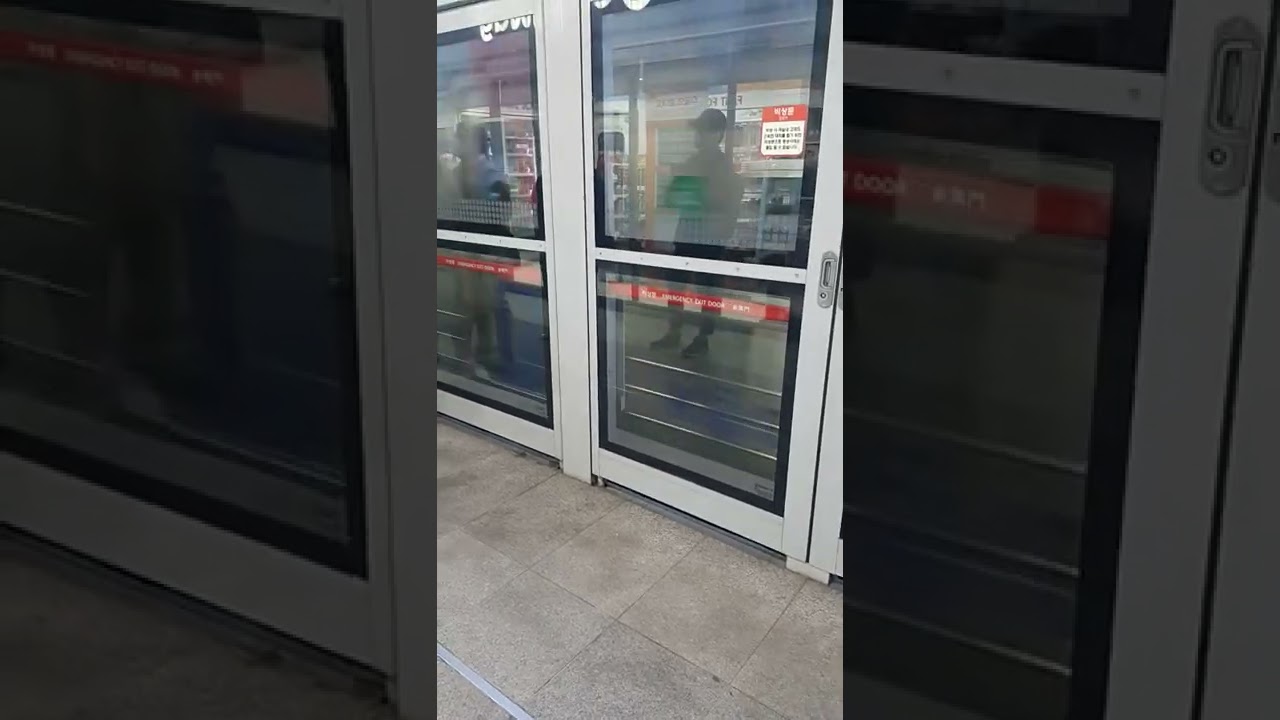 20220409 Coming in Sindorim Station on Seoul Line 1 (train to Dongincheon Rapid) 