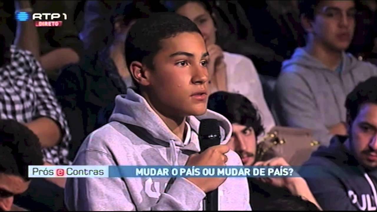 Jovem de 16 anos cala investigadora Raquel Varela - YouTube