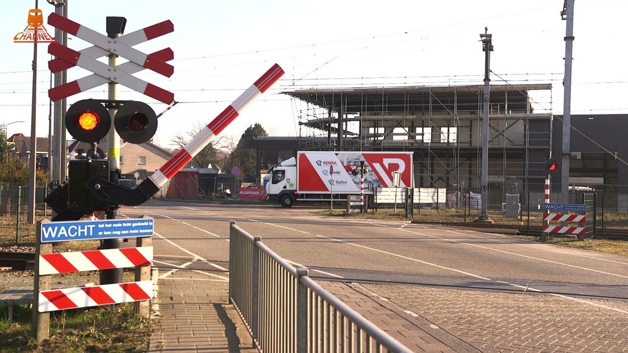 DUTCH RAILROAD CROSSING – Heeze – Leenderweg