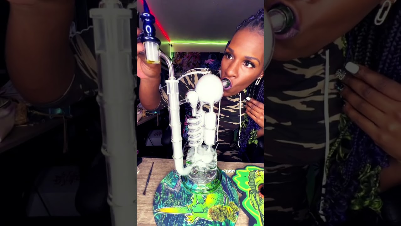 Smoke cartel bong hit💨💨💨✌🏾💜💚￼