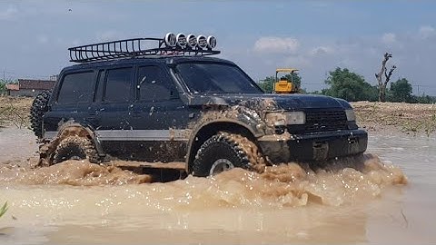 Land Cruiser 80 (LC80) 4x4 MUD OFF Road Adventures Action