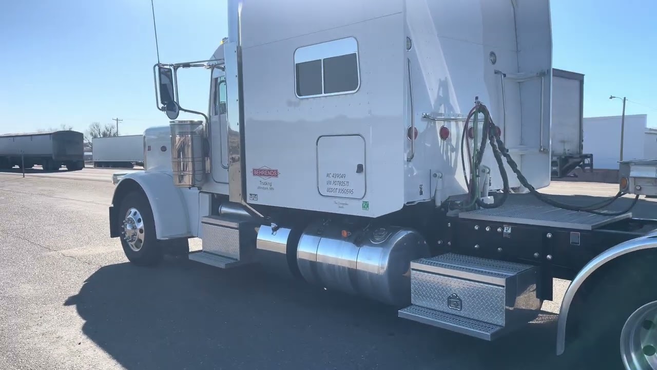 Дальнобой США. Разбил лобовое стекло.