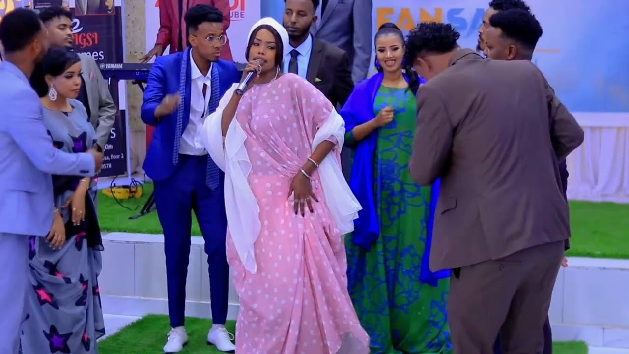 Qizlar tik turgan video