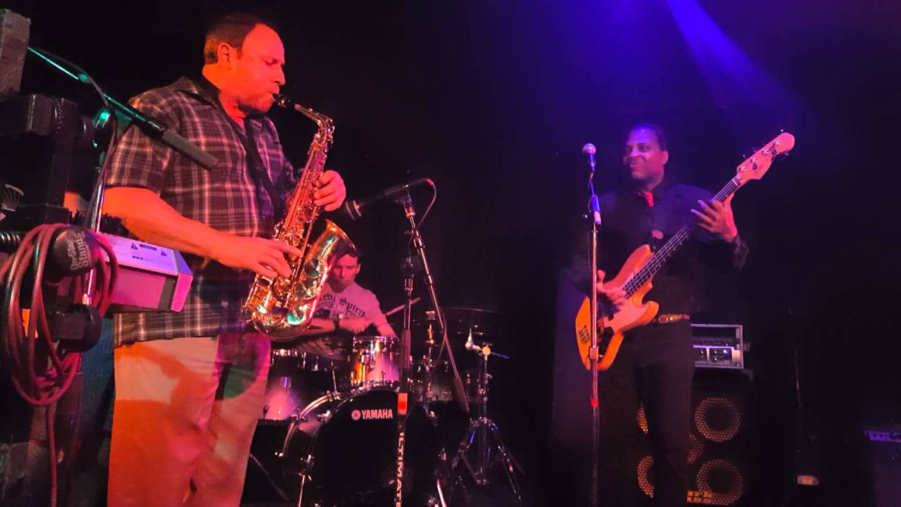 Funk Jam.     Hahahahaha!!!    Tony Carboney borrows ma phone!!