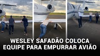 Wesley Safadão coloca equipe para empurrar avião