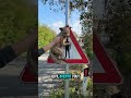 Malgré les moqueries, l’homme fait tout son possible pour protéger son quartier. »