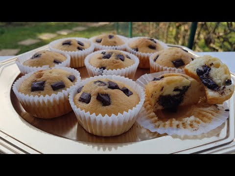 Hier zeige ich euch, das meiner Meinung nach beste Grundrezept für lockere und saftige Muffins :) Es. 