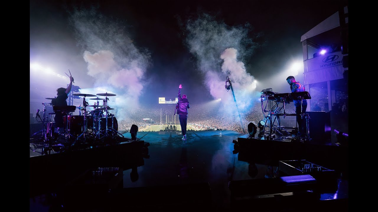 The Chainsmokers - This Feeling ft. Kelsea Ballerini (Monday Night Football Half Time Show)