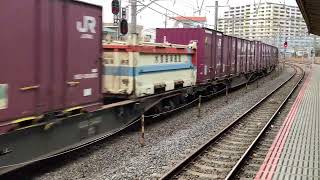 JR貨物EF210形300番台324号機＋コキ21B（両）が大船駅を通過するシーン（71レ・岡A26・コンテナ輸送）