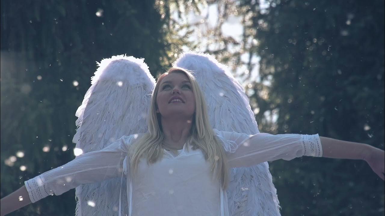 Ангел блондинка. Алиса кожикина белые ангелы. Алиса кожикина белые ангелы. Текст песни ангелы в небе высоком живут. Текст песни ангелы в небе высоком живут.