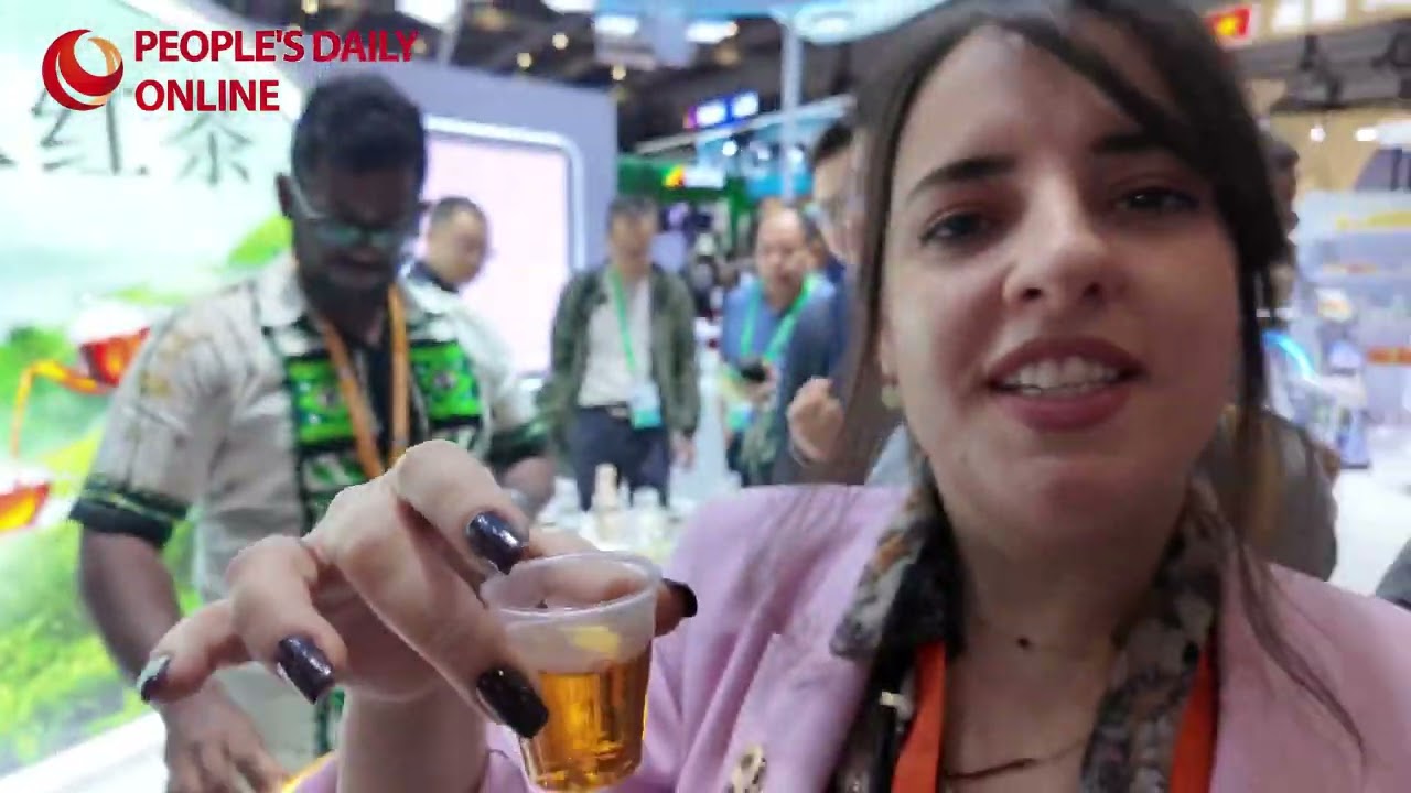 Greek attendee experiences global products at CIIE 品酒试衣开开车......希腊姑娘体验进博“洋”产品