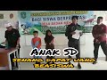 Penyerahaan beasiswa kepada murid SD yang berprestasi.