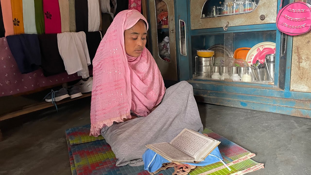 পবিত্র রমজান মাসে আবেদা কিভাবে কুরআন পড়ে দেখুন