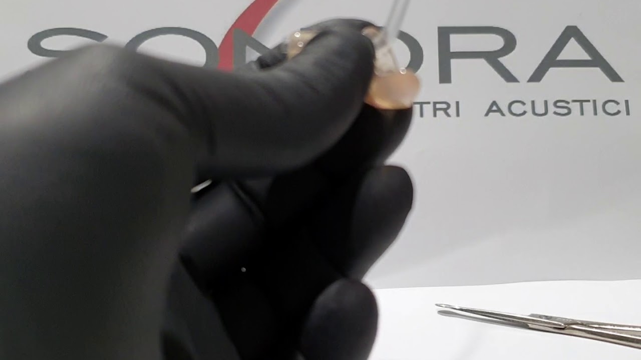 Sostituzione tubetto su apparecchio acustico retroauricolare, con auricolare su misura.