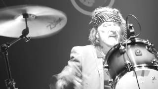 Video thumbnail of "GiNGER WiLDHEART - 'DON'T STOP LOVING THE MUSIC'"