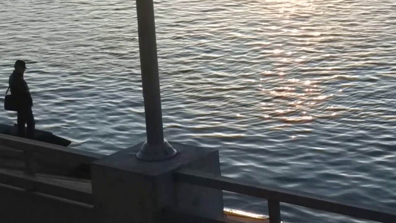 Мужик ссыт в реку Кама. Пермь - YouTube