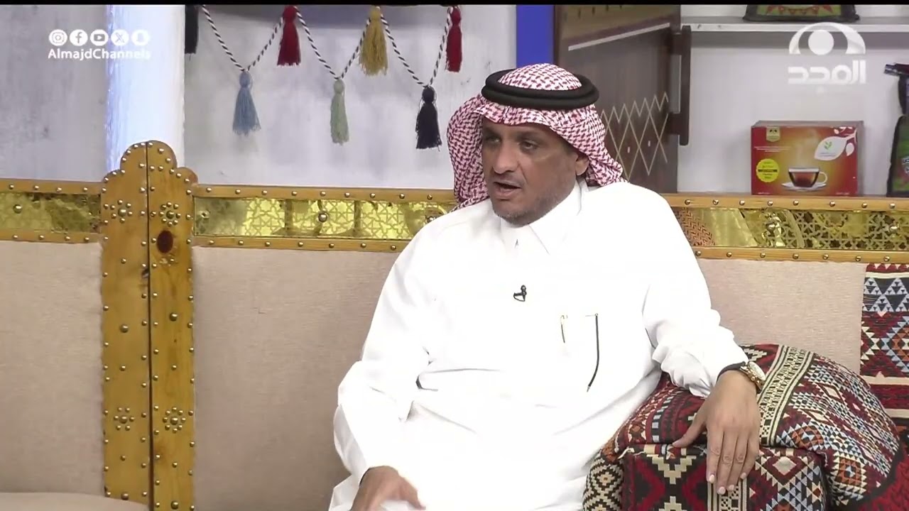 معلم عين في جدة فكان هناك نقص بالكتب فكان كل طالبين بكتاب وهذا ما حصل لطالب بكى! عبدالله المخيلد