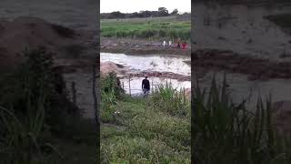Momento exato da chegada da água no Rio Curimataú na zona Rural de Bananeiras PB.