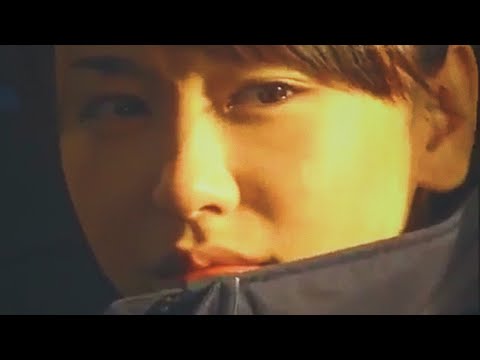 電車で涙するガッキーを人目から隠してあげる山P