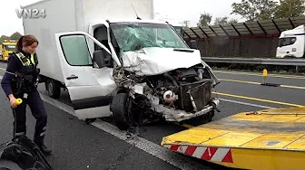 VN24 - Sprinter crashes into truck at the end of a traffic jam - Co-driver was extremely lucky