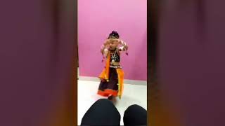 Gumar danse 8 year school girl