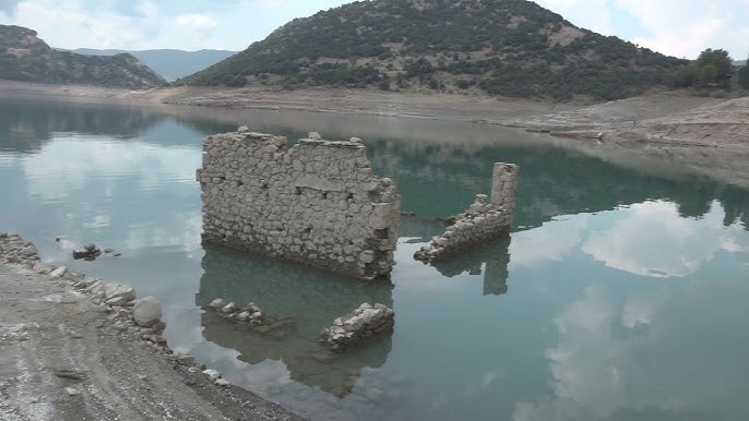 Στερεύει ο Μόρνος. Αναδύονται τα βυθισμένα στα νερά σπίτια από το χωριό  Κάλλιο - YouTube