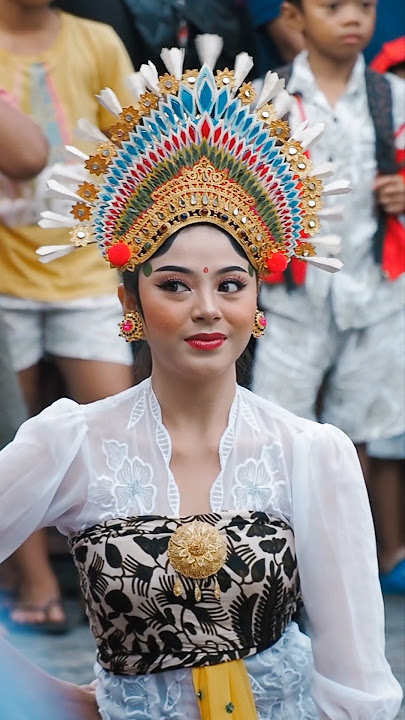 Penari Bali Sangat Anggun & Cantik Ini Jadi Sorotan Penonton!